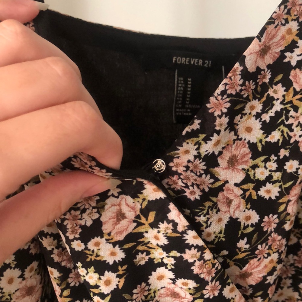 Forever 21 Floral romper - Picture 5 of 5